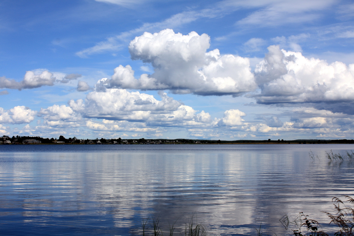 Облака в реке поющие. Волга река. Небо Горизонт река. Река и небо. Облака над озером.